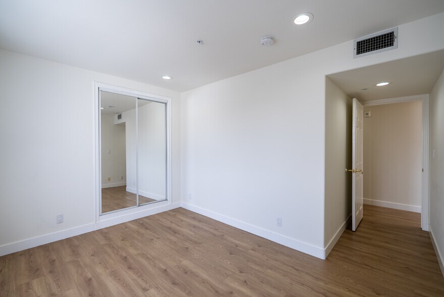 Building Photo - 1758 N Alexandria Ave