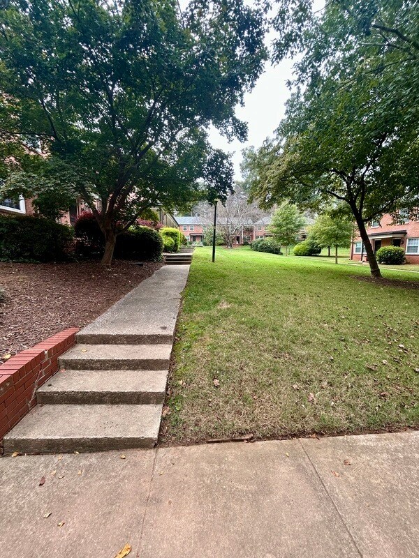 Building Photo - 204 N Laurel Ave