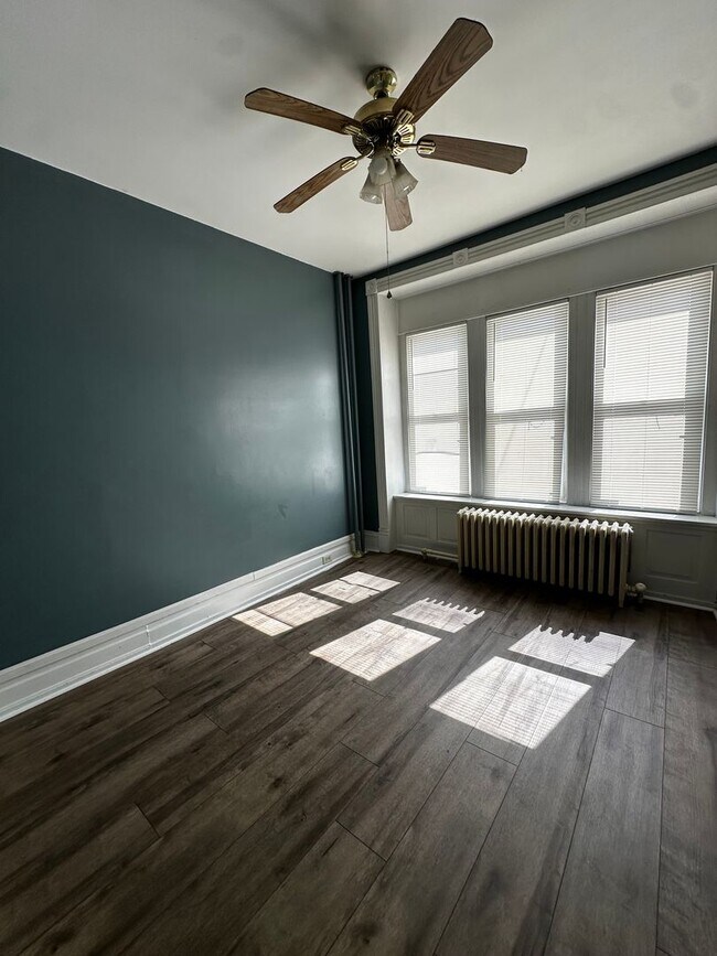 Building Photo - 450 S 18th St