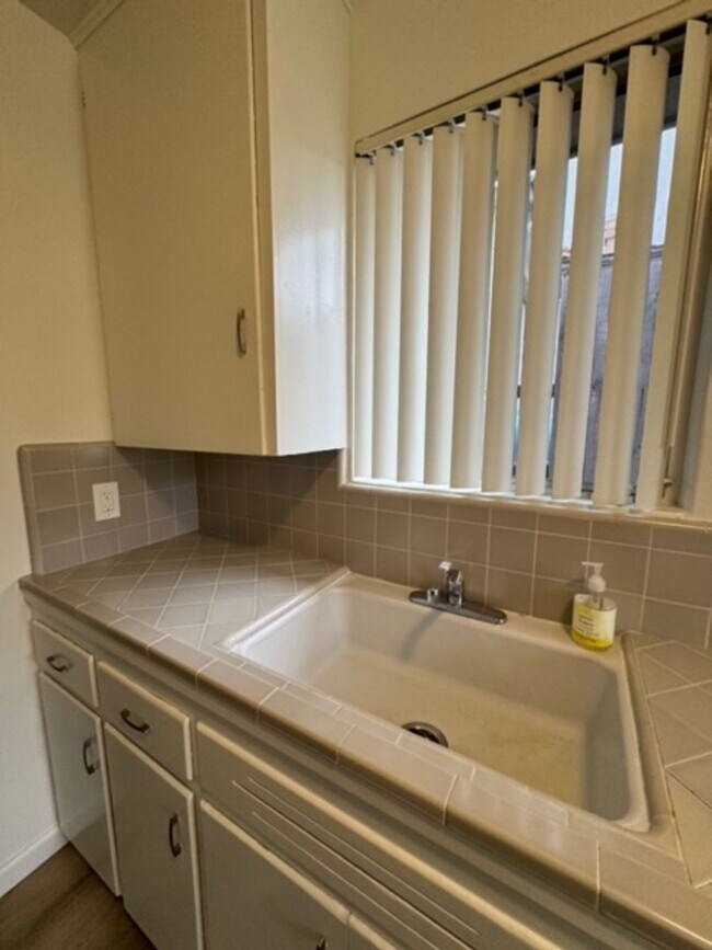 Building Photo - Oliver Ave | Relaxed Coastal Apartments in Pacific Beach – Easy Living Just Blocks from the Ocean!