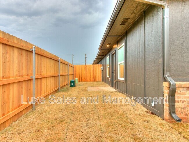 Building Photo - 8012 NW 110th Dr