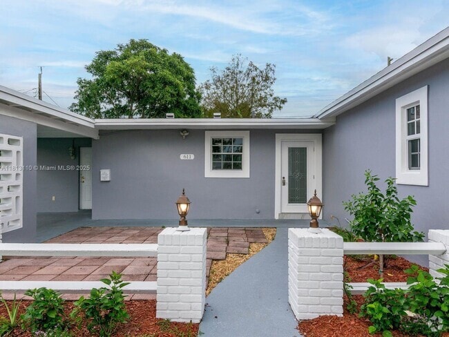 Building Photo - 611 SW 64th Way