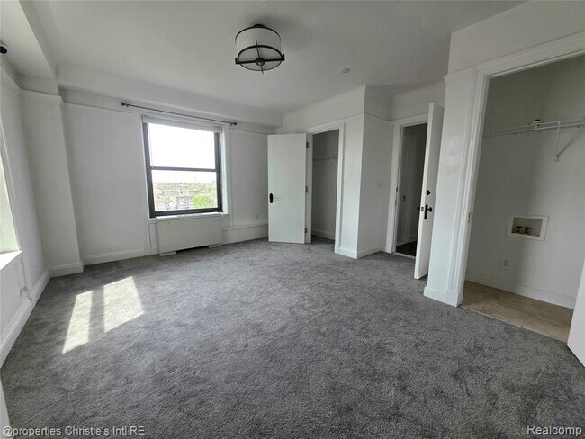Building Photo - 15 E Kirby St