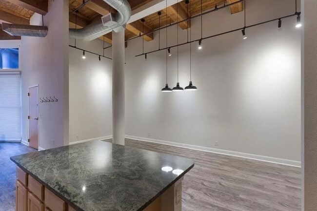 Building Photo - 609 Central St