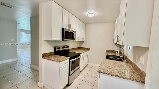 Building Photo - 320 Holloway Dr