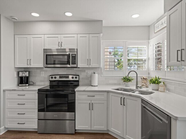 Building Photo - 5900 Bahia Del Mar Cir N