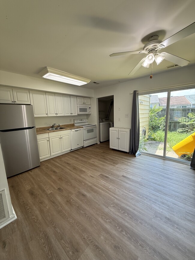 Building Photo - 6407 Continental Dr