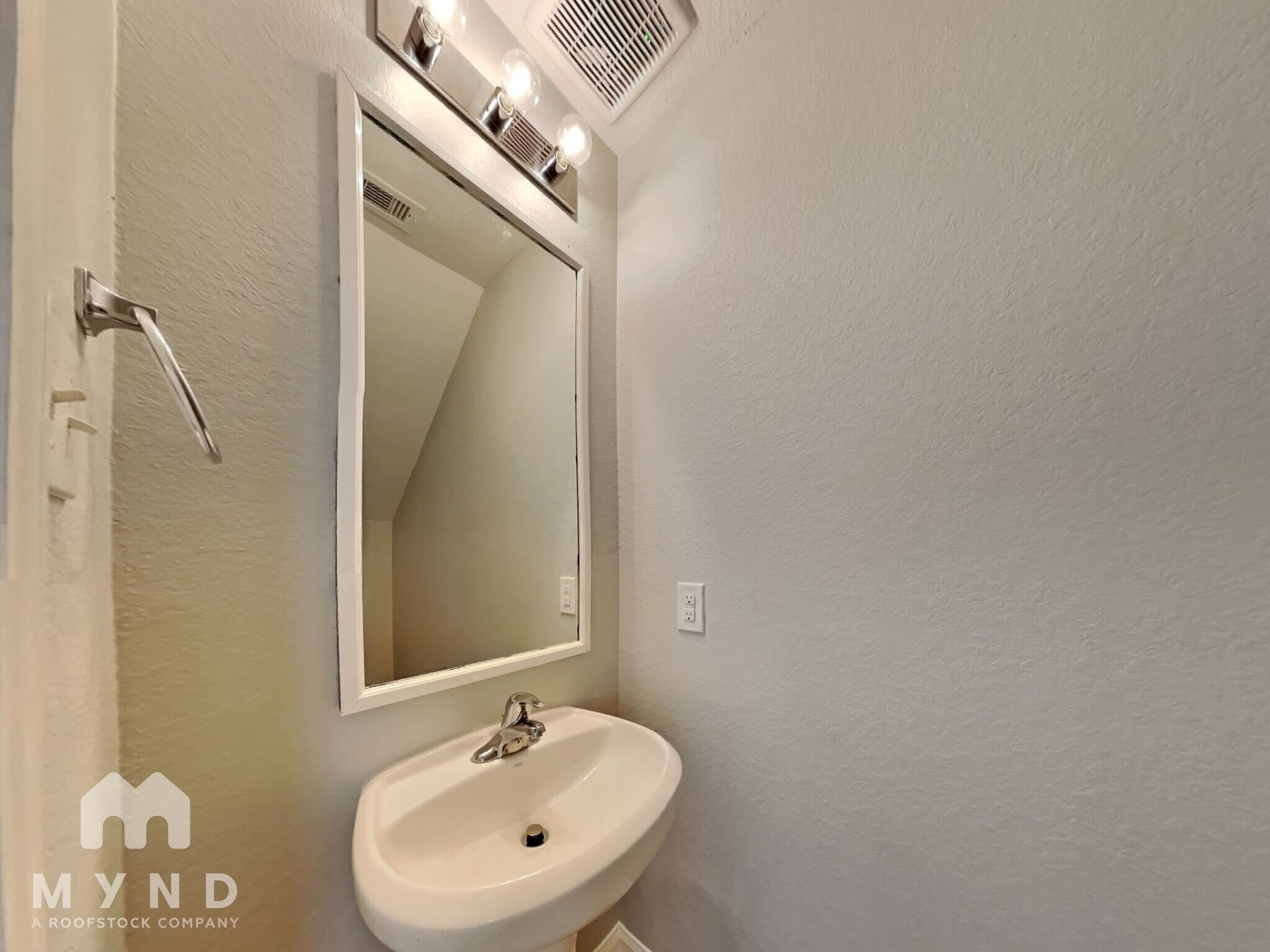 Building Photo - 5622 Rainbow Rd.