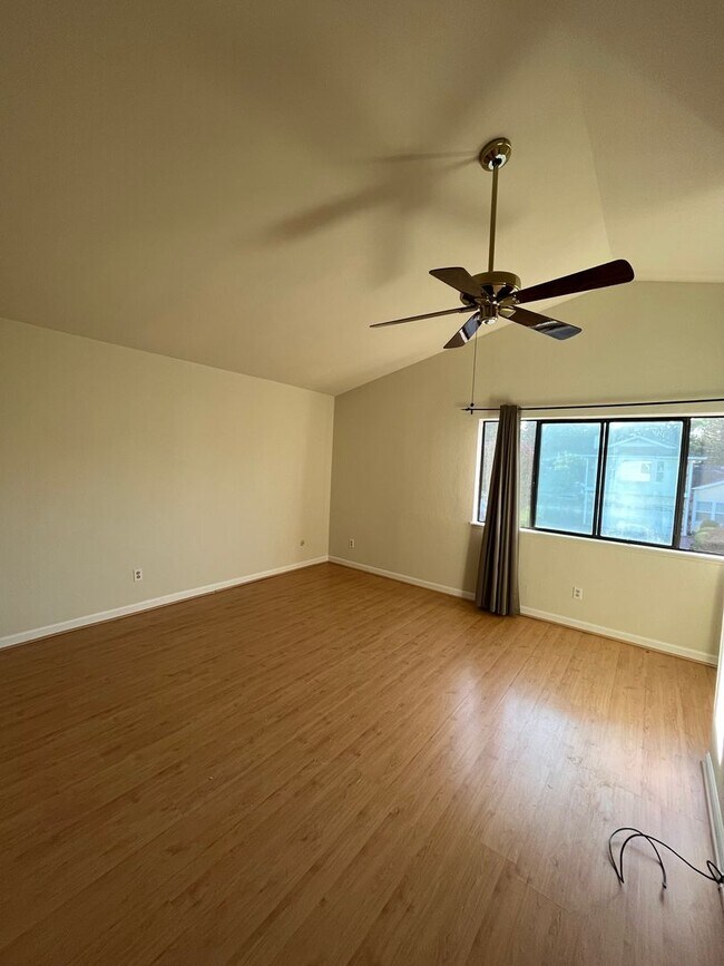 Building Photo - *Holiday Move In Special, $500 Off First Month's Rent! Large 4 bedroom/ 2.5 Bathroom Home for Ren...