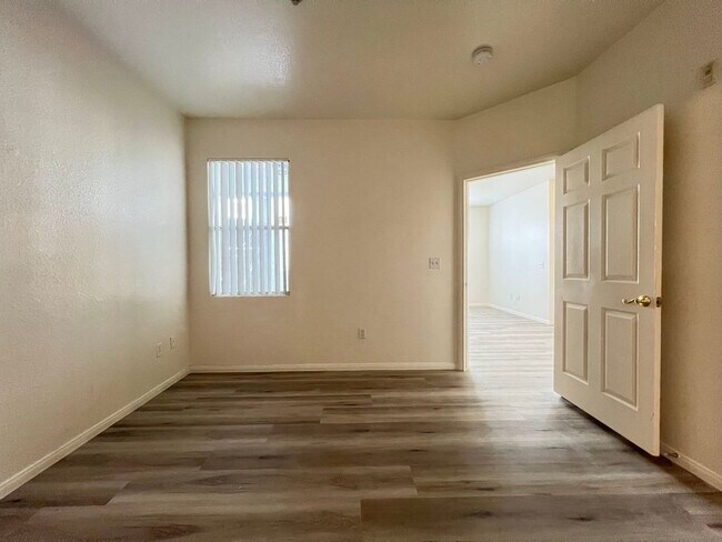 Building Photo - Sweet condo on the first leve