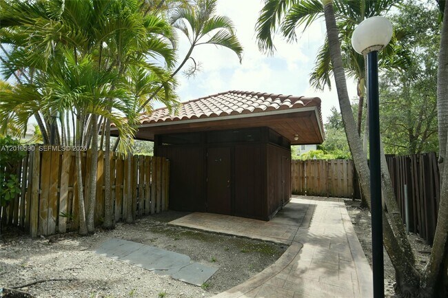 Building Photo - 6884 N Kendall Dr