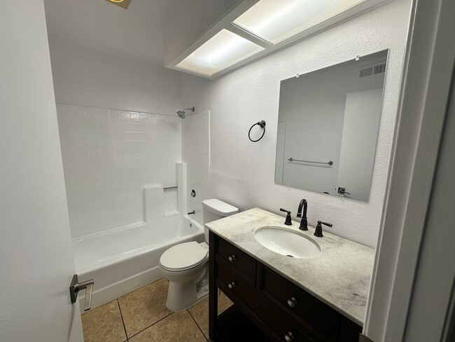 Building Photo - Walk to Eastlake! Bright 2BR/2BA Ground Floor Apartment with Tile Flooring & Parking