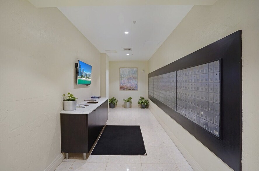 Building Photo - 3901 S Ocean Dr