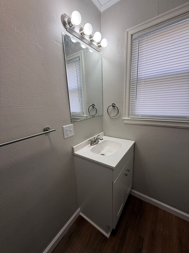 Building Photo - Beautiful renovated duplex in Edgewood!