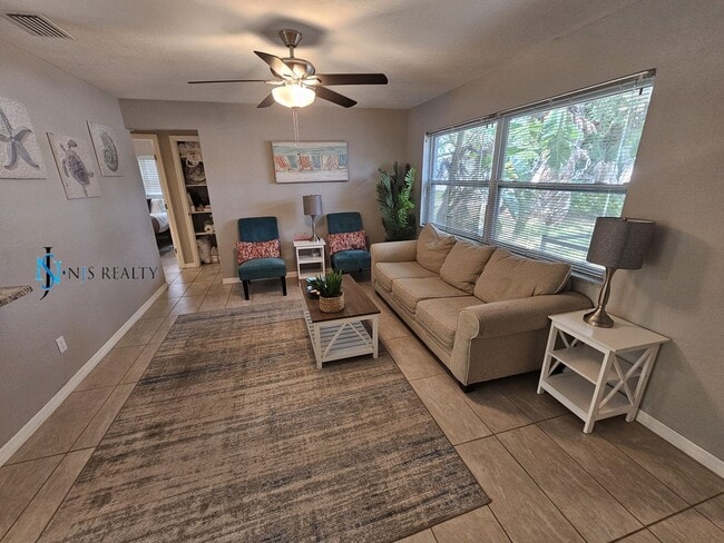 Building Photo - JUST REDUCED... must see beautiful 3/2 1071 Sq. Ft. with a POOL!! Gorgeous updated Kitchen & bath...