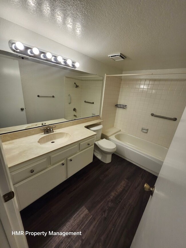 Building Photo - Beautiful 3-Bed, 3-Bath Condo in Prime Cla...