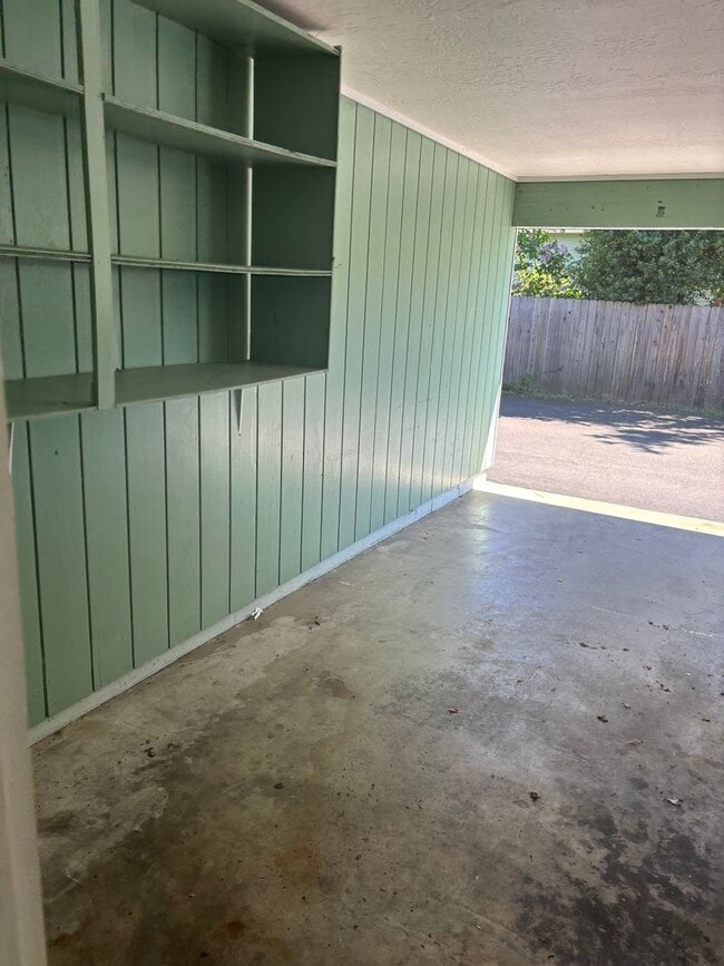 Building Photo - Cute 2 bedroom west Roseburg duplex with carport