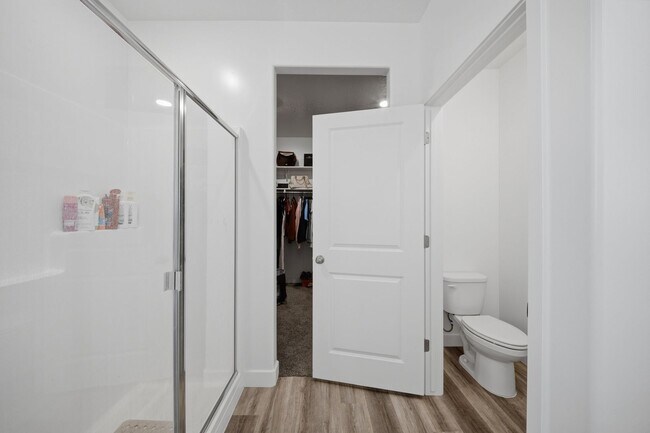 Building Photo - Extra Space, Extra Comfort! 5 Bedroom Home With Bonus Den in Long Valley!
