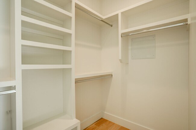 Building Photo - Spacious 3-Bedroom, 2.5-Bath Contemporary ...