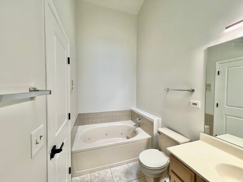 Building Photo - 1232 S Parkside Dr