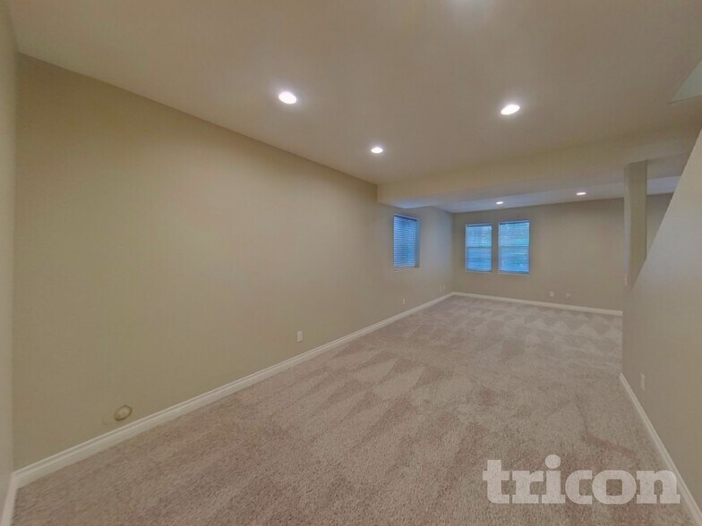 Building Photo - 6697 Cottonwood Tree Dr