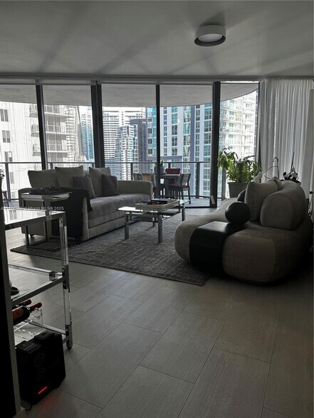 Building Photo - 1000 Brickell Plz