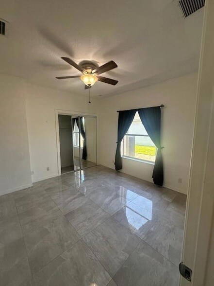 Building Photo - 368 NW Bayshore Blvd