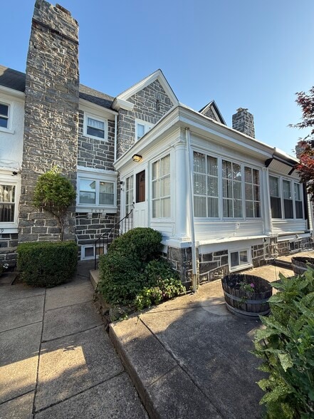 Primary Photo - 5637 Wyndale Ave