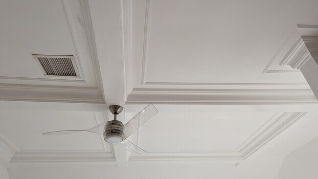 Building Photo - 158 S Sycamore Ave