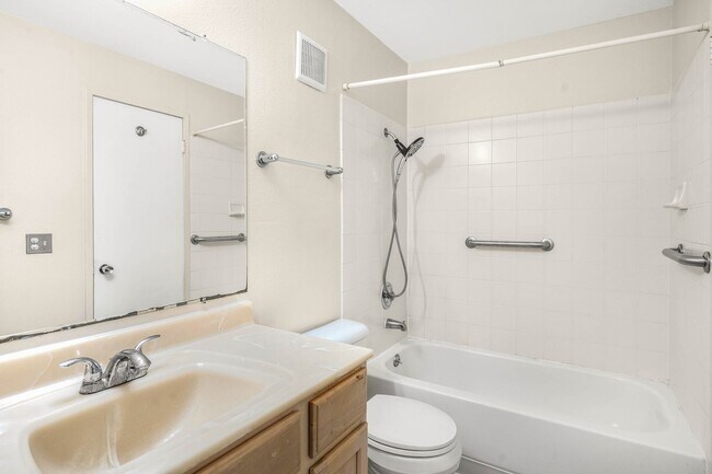 Building Photo - Great Grass Lawn Community Condo
