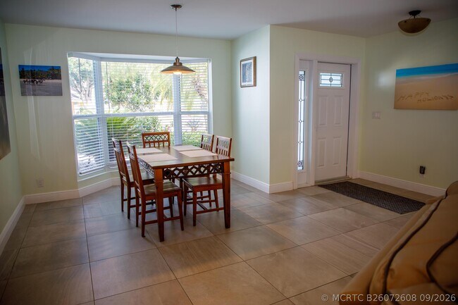 Building Photo - 900 Cosmos Ct