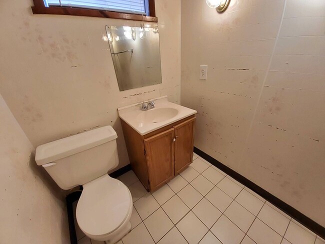 Building Photo - 1102 Chicago St