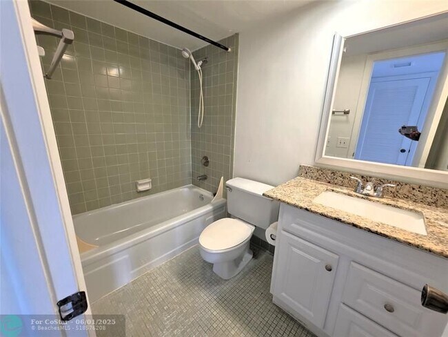 Building Photo - 2320 S Cypress Bend Dr