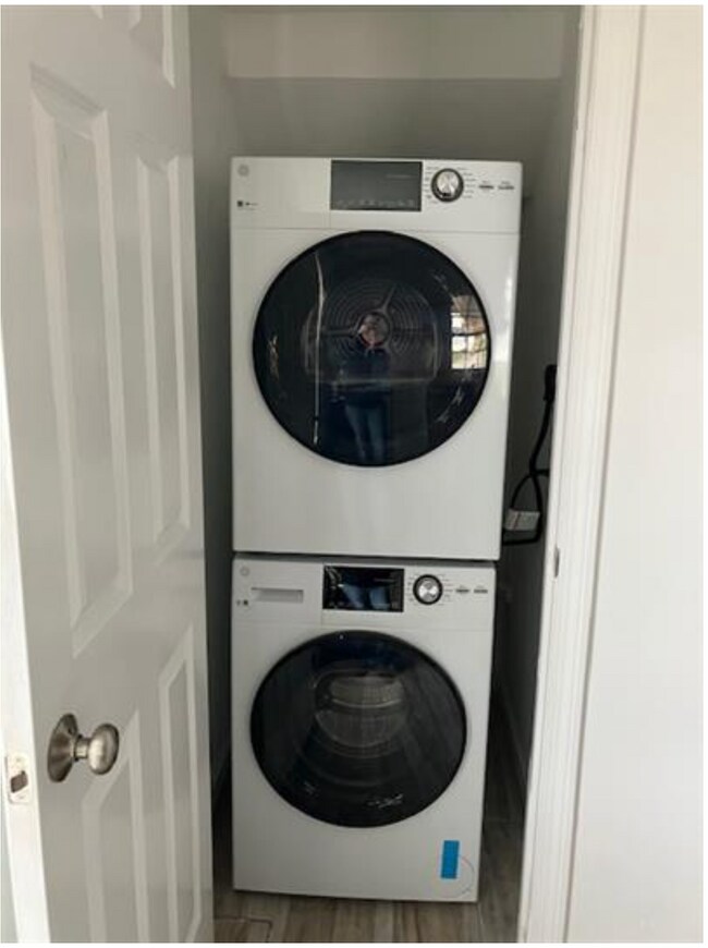 Building Photo - 21 E Lake Rd