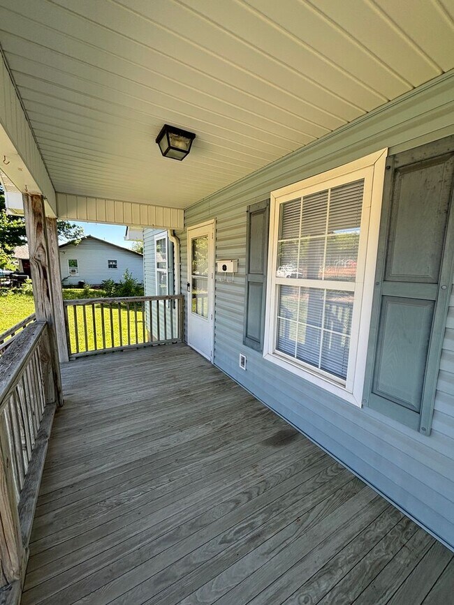 Building Photo - Freshly Renovated Cottage!