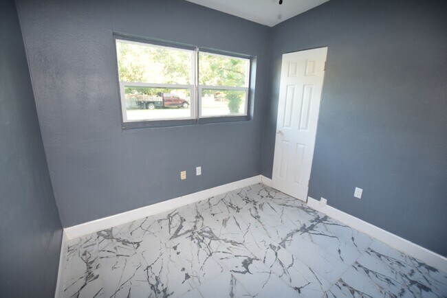 Building Photo - 2637 Healy Dr