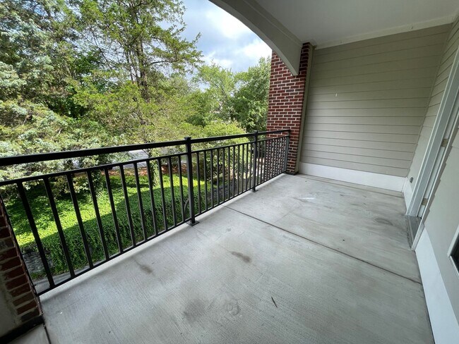Building Photo - Wonderful location and features for this s...