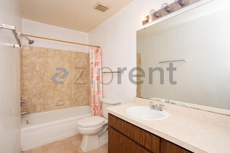 Building Photo - 6722 NW 113th Ln