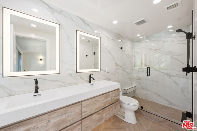 Building Photo - 1190 Bienveneda Ave