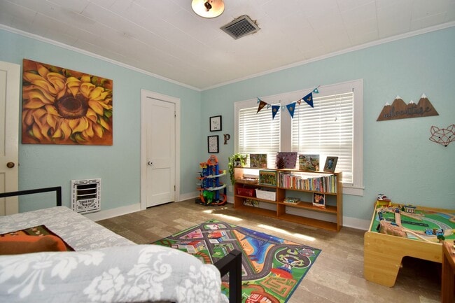Building Photo - 3 Bed 2 Bath Home on Tech Drive