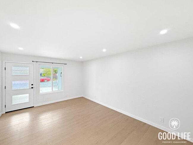 Building Photo - Comfortable 3B/1BA Home in Mira Mesa with Backyard, In-Unit Laundry and Garage