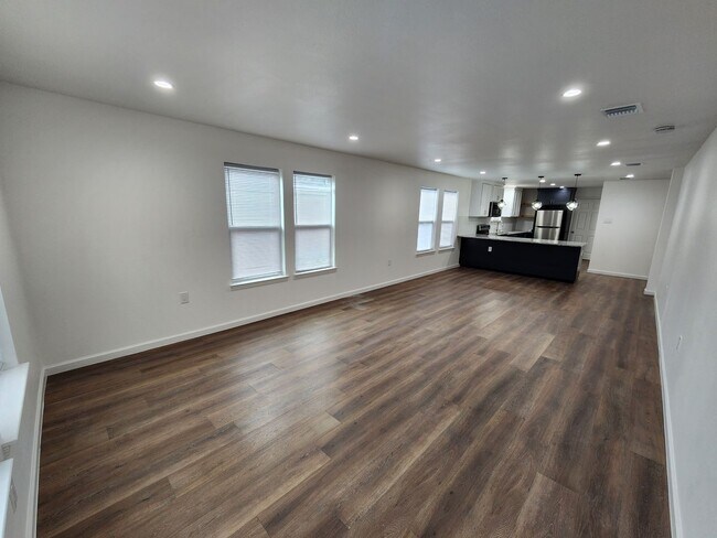 Building Photo - MODERN DECORATED HOUSE | 4 BEDROOM | 2 BATH | COVERED PATIO | CASITA WITH KITCHEN, BATH & LAUNDRY