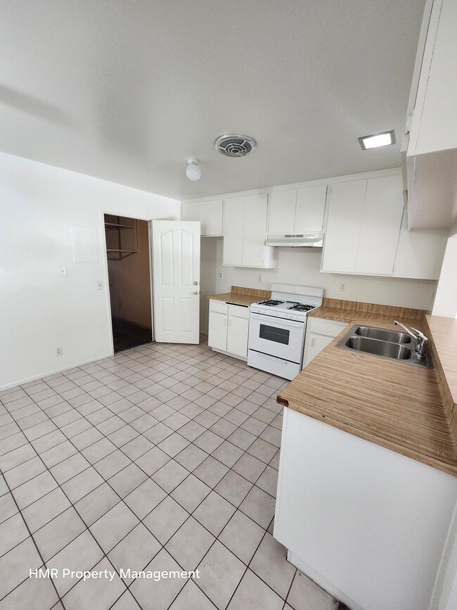 Building Photo - Two-Story condo in Ontario