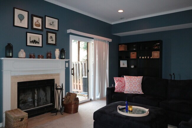 Building Photo - Gorgeous Luxury TH 4 bed, 3.5 bath w/ Wood...