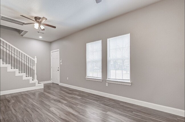 Building Photo - 2402 Spence St