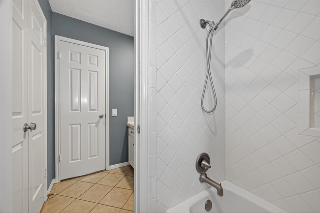 Building Photo - 6107 Howland Ct