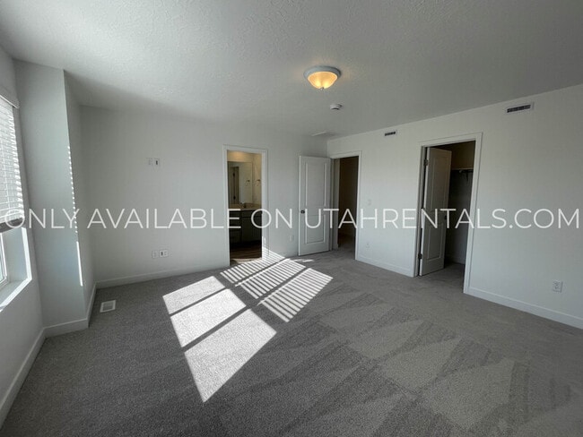 Building Photo - 1605 W Charmer Ln