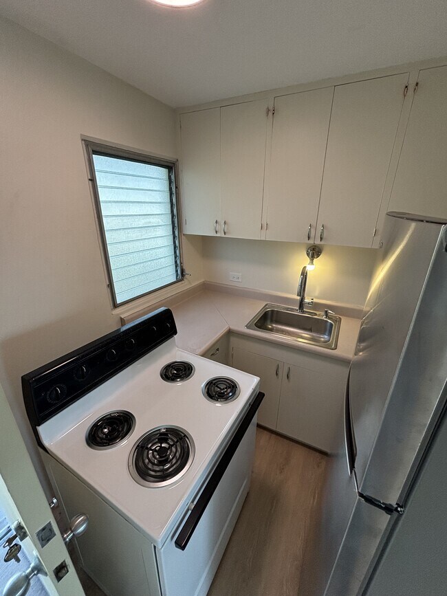 Building Photo - 625 Iolani Ave