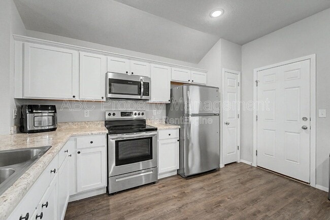 Building Photo - 946 E Sparrow Cir
