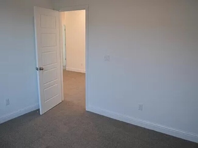 Building Photo - 2402 Urdaneta Way
